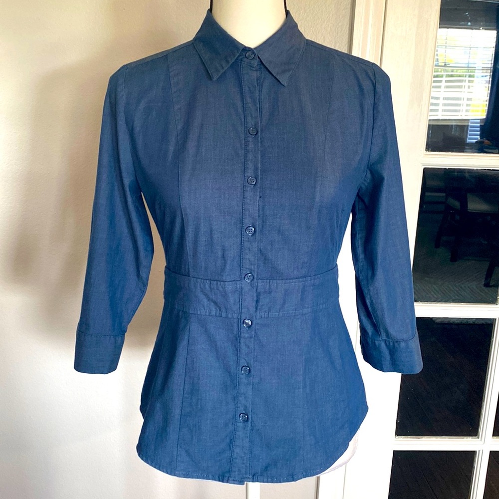 New York & Co. Blue Fitted Stretch Chambray Shirt 3/4 Length Sleeve (Size XS) - Picture 3 of 9